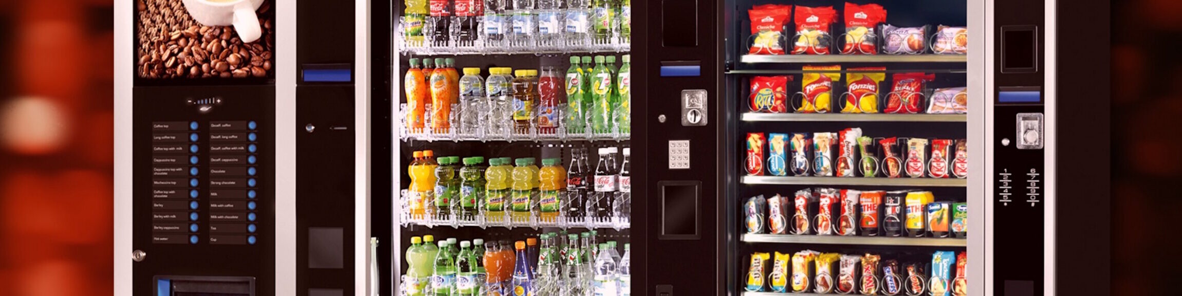 Automaten mit Kaffee, Softdrinks und Snacks in einem Gebäude