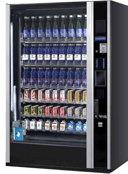 Automat mit verschiedenen Softdrinks und Getränken