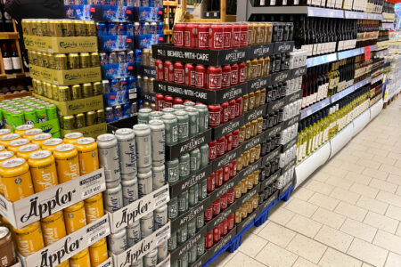 Gestapelte Apfelwein-Dosen wie Äppler und Bembel with Care im Getränke Star Getränkemarkt in Trier
