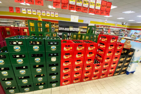 Gestapelte Bierkisten der Marken Ayinger und Löschzwerg im Getränke Star Getränkemarkt in Trier