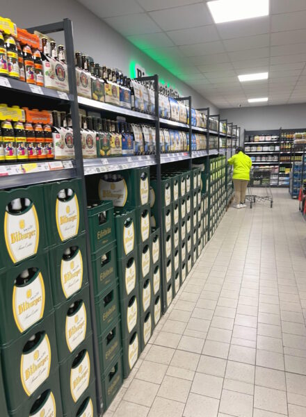 Regal mit verschiedenen Bierspezialitäten und Bierkisten im Getränke Star Getränkemarkt in Trier