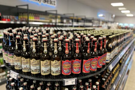 Verschiedene Bierflaschen in einem Regal im Getränke Star Getränkemarkt in Trier