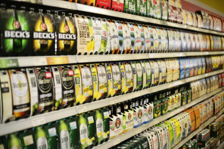 Regal mit verschiedenen Bierkästen und Mehrwegflaschen im Getränke Star Getränkemarkt in Trier