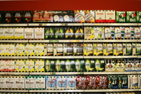 Regal mit vielen Bierkästen verschiedener Marken im Getränke Star Getränkemarkt in Trier