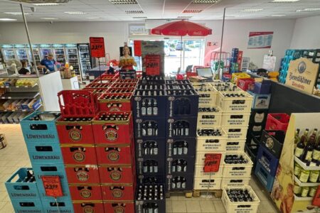 Gestapelte Bierkisten verschiedener Marken im Verkaufsraum des Getränke Star Getränkemarktes in Trier