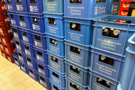 Mehrere gestapelte Bierkisten vom Brauhaus Tegernsee im Getränke Star Getränkemarkt in Trier