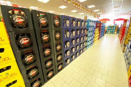 Gang mit gestapelten Bierkisten verschiedener Brauereien im Getränke Star Getränkemarkt in Trier