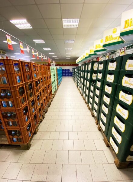 Langer Gang mit Bitburger Bierkisten und gestapelten Getränkekisten im Getränke Star Getränkemarkt Trier