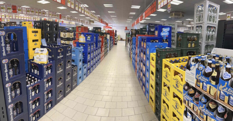 Gang mit vielen Bierkisten verschiedener Marken im Getränke Star Getränkemarkt in Trier
