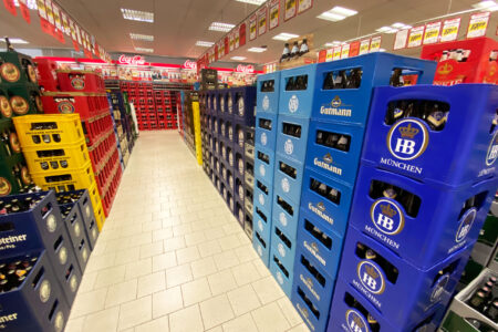 Getränkegang mit gestapelten Bierkisten der Marken HB München und Gutmann im Getränke Star Getränkemarkt in Trier