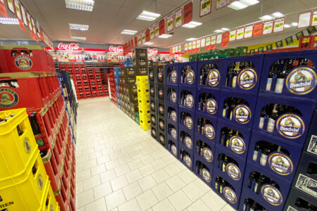 Gang mit gestapelten Mönchshof Bierkisten im Getränke Star Getränkemarkt in Trier