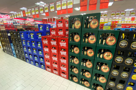 Gestapelte Bierkisten von Keiler und Brauerei Simon im Getränke Star Getränkemarkt in Trier