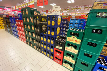 Gestapelte Bierkisten verschiedener Brauereien im Getränke Star Getränkemarkt in Trier