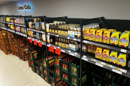 Regal mit Limonaden, Cola und Biermixgetränken im Getränke Star Getränkemarkt in Trier