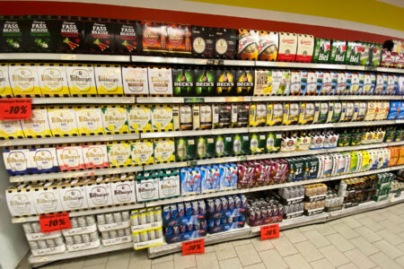 Großes Bierregal mit verschiedenen Biermarken im Getränke Star Getränkemarkt in Trier