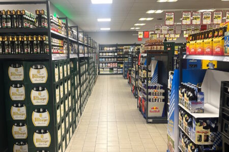 Gang mit Bierregalen und gestapelten Bierkisten im Getränke Star Getränkemarkt in Trier