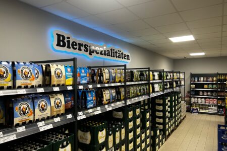 Bierregal mit verschiedenen Bierspezialitäten im Getränke Star Getränkemarkt in Trier