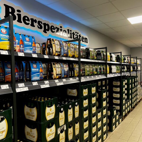 Regal mit verschiedenen Bierspezialitäten im Getränke Star Getränkemarkt in Trier