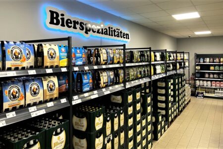 Regal mit verschiedenen Bierspezialitäten und Getränkekisten im Getränke Star Getränkemarkt in Trier