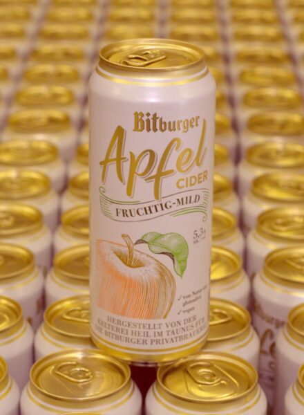 Dose Bitburger Apfel Cider fruchtig mild auf gestapelten Dosen im Getränke Star Getränkemarkt in Trier