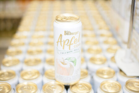 Nahaufnahme einer Bitburger Apfel Cider Dose auf einer Palette im Getränke Star Getränkemarkt Trier