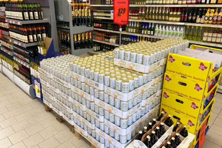 Großer Stapel Bitburger Apfel Cider Dosen auf Palette mit Angebotsschild im Getränke Star Getränkemarkt in Trier