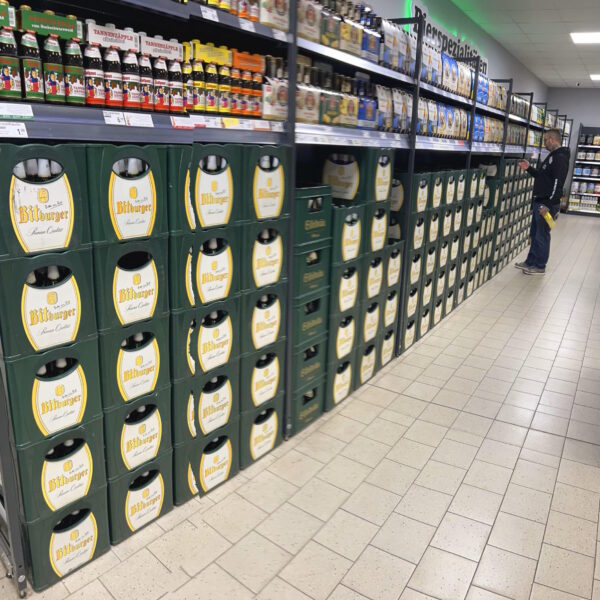 Gestapelte Bitburger Bierkisten in der Bierspezialitäten-Abteilung des Getränke Star Getränkemarktes in Trier