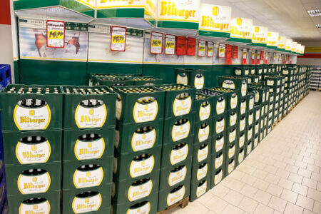 Gestapelte Bitburger Bierkisten im Verkaufsbereich eines Getränke Star Getränkemarktes in Trier