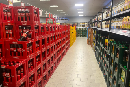 Gang mit Coca-Cola Getränkekisten und weiteren Getränken im Getränke Star Getränkemarkt in Trier