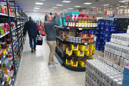 Kunden beim Einkaufen im Getränke Star Getränkemarkt in Trier zwischen Regalen mit Getränken und Snacks