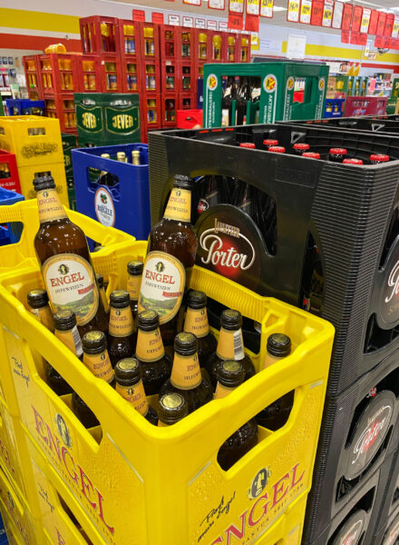 Gelbe Bierkiste mit Engel Hefeweizen Flaschen im Getränke Star Getränkemarkt in Trier