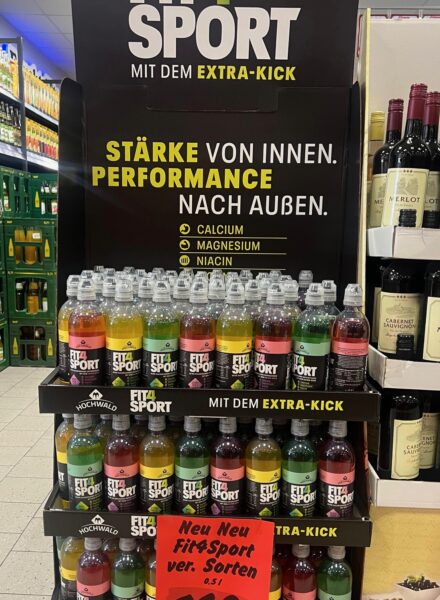 Aktionsdisplay mit Fit4Sport Getränken von Hochwald im Getränke Star Getränkemarkt in Trier