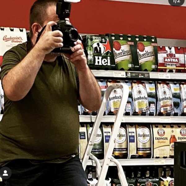 Fotograf mit Kamera vor Bierregalen im Getränke Star Getränkemarkt in Trier