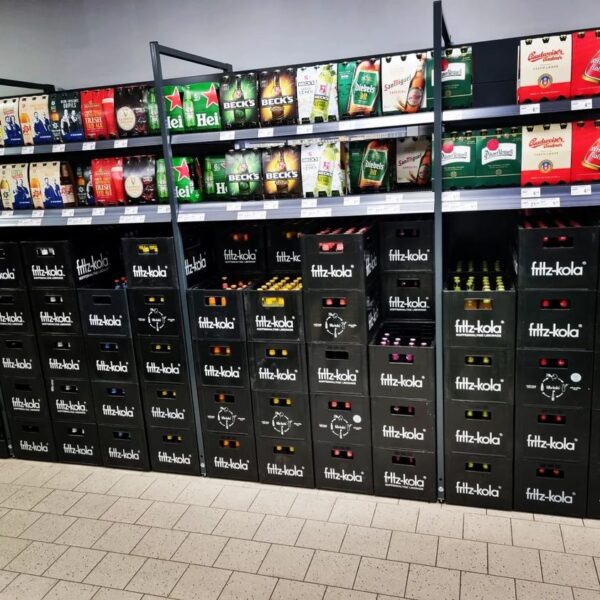 Gestapelte fritz-kola Getränkekisten und Bierregale im Getränke Star Getränkemarkt in Trier