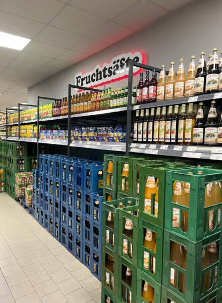 Regal mit Fruchtsäften und Getränkekisten in der Fruchtsaftabteilung des Getränke Star Getränkemarkts in Trier