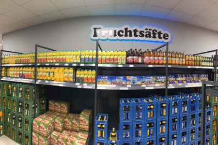 Regal mit verschiedenen Fruchtsäften im Getränke Star Getränkemarkt in Trier