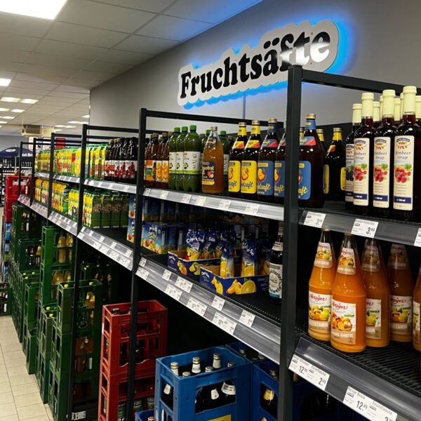Regal mit verschiedenen Fruchtsäften und Saftgetränken im Getränke Star Getränkemarkt in Trier
