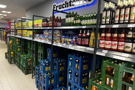 Regal mit Fruchtsäften, Sirup und Getränkekisten im Getränke Star Getränkemarkt in Trier