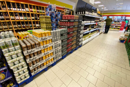 Aktionsfläche mit Getränkedosen und Weinregalen im Getränke Star Getränkemarkt in Trier