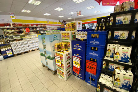 Aktionsfläche mit Bierkisten und Getränkedisplays im Getränke Star Getränkemarkt in Trier
