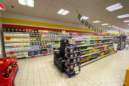 Lange Getränkereihe mit Bier, Softdrinks, Wasser und Säften im Getränke Star Getränkemarkt in Trier