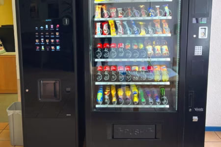 Automat mit Getränken, Snacks und Kaffee in einem Gebäude