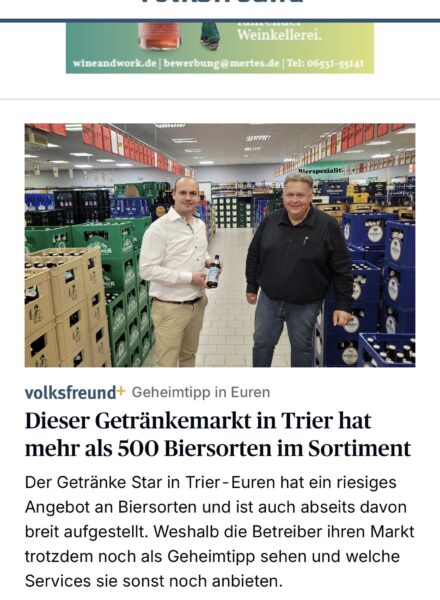 Zwei Mitarbeiter im Getränke Star Markt in Trier zwischen Bierkisten mit großer Auswahl an Biersorten