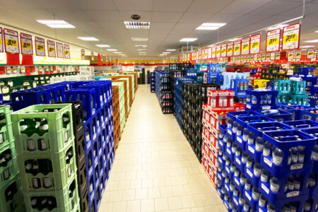 Langer Gang mit vielen Bier- und Mineralwasserkisten im Getränke Star Getränkemarkt in Trier