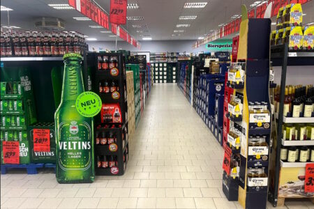 Gang mit Bierkisten, Weinregalen und Werbedisplays im Getränke Star Getränkemarkt in Trier