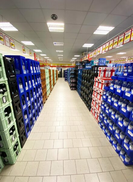 Langer Gang mit gestapelten Mineralwasser- und Getränkekisten im Getränke Star Getränkemarkt in Trier