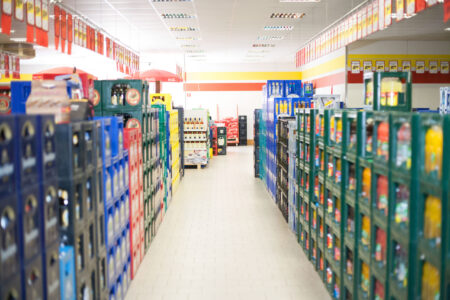 Langer Gang mit gestapelten Getränkekisten im Getränke Star Getränkemarkt Trier