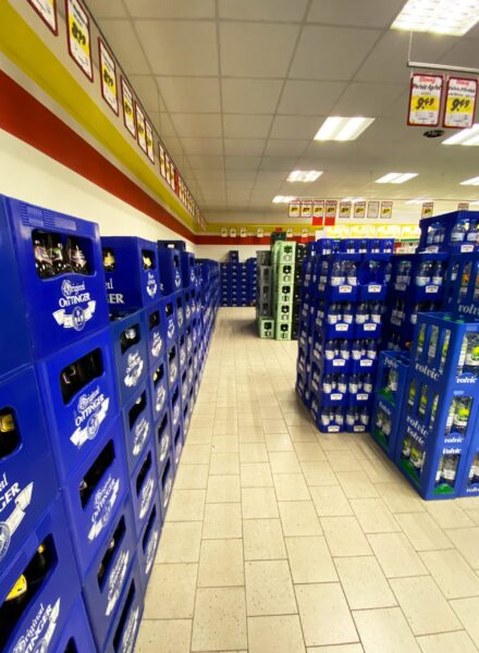 Gang mit Oettinger Bierkisten und Volvic Wasserkisten im Getränke Star Getränkemarkt Trier