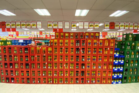 Hohe Wand aus gestapelten Getränkekisten mit Saftflaschen im Getränke Star Getränkemarkt in Trier