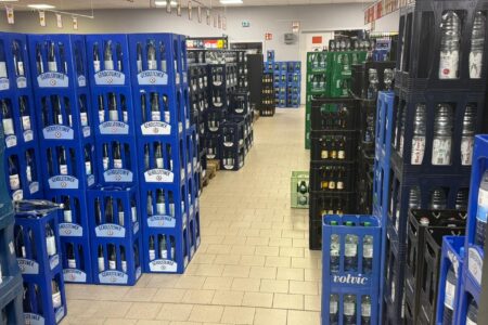 Regalreihen mit Getränkekisten für Wasser und Bier im Getränke Star Getränkemarkt in Trier